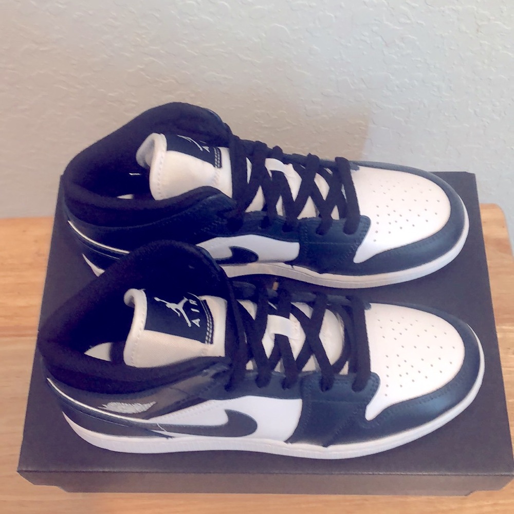🖤🤍NIKE AIR JORDAN 1 MID GS SNEAKERS🤍🖤 - Picture 4 of 11